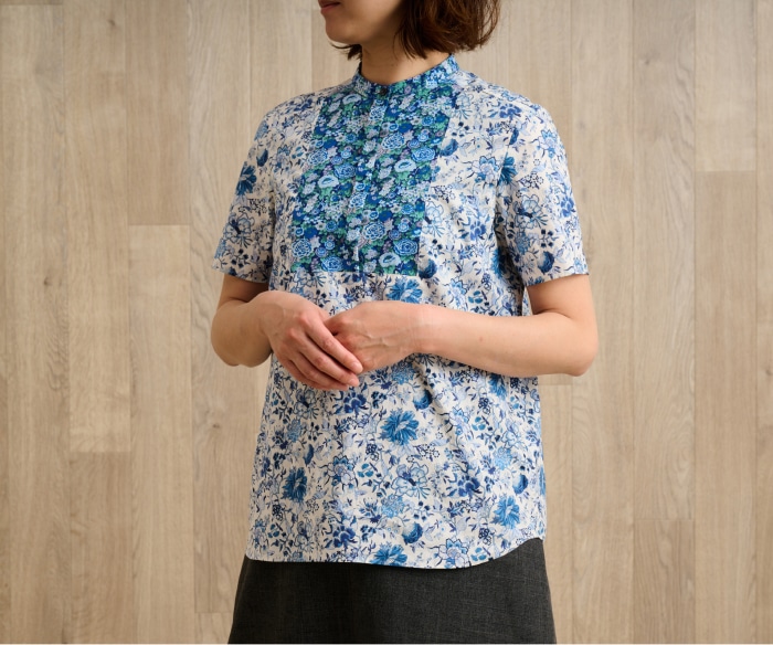 ブルーフラワー柄のブラウスを着た女性