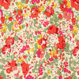 ブルーフラワー柄のブラウスを着た女性