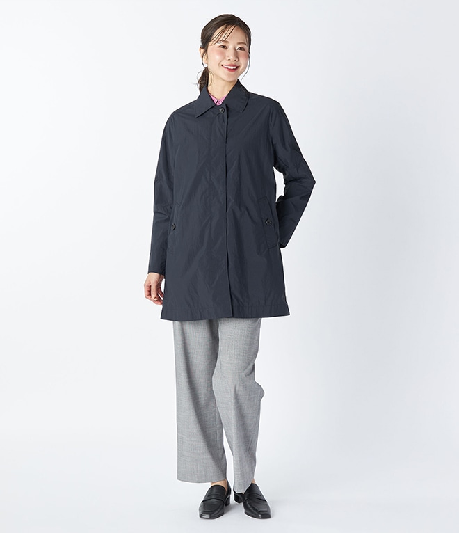 ネイビーのコートを身に着けた女性