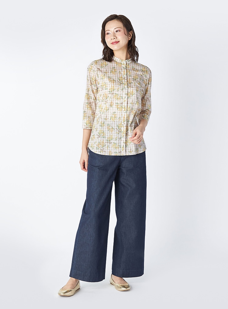 ミモザ柄のブラウスとデニムを使用したコーディネート