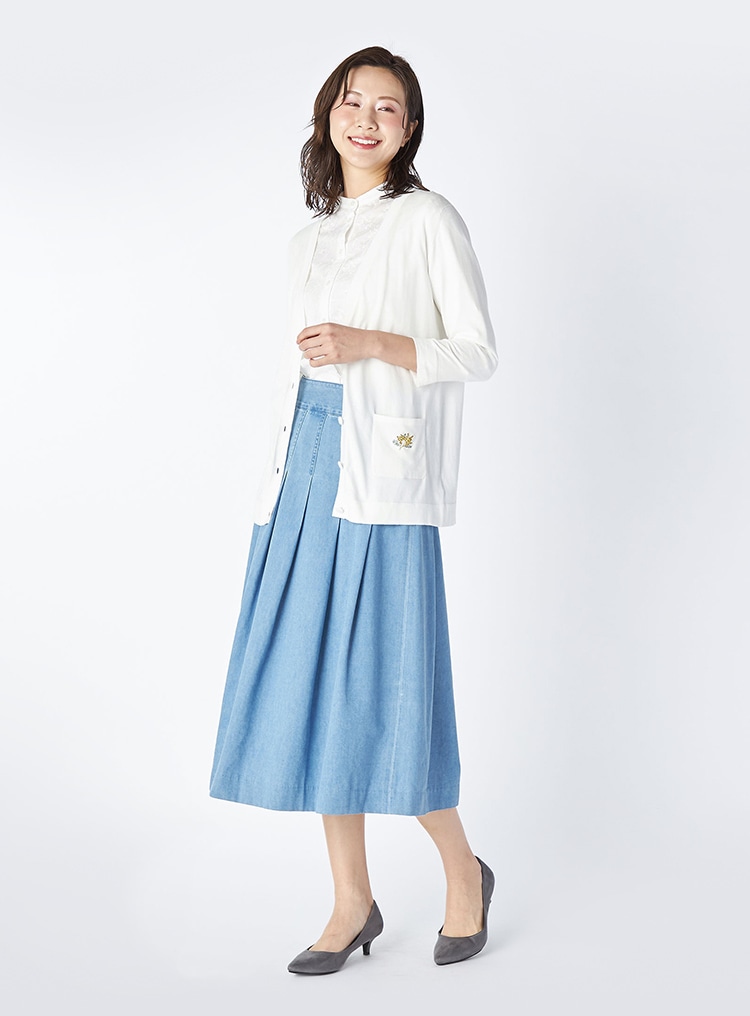 ミモザ柄のブラウスと、カーディガン、デニムスカートを使用したコーディネート