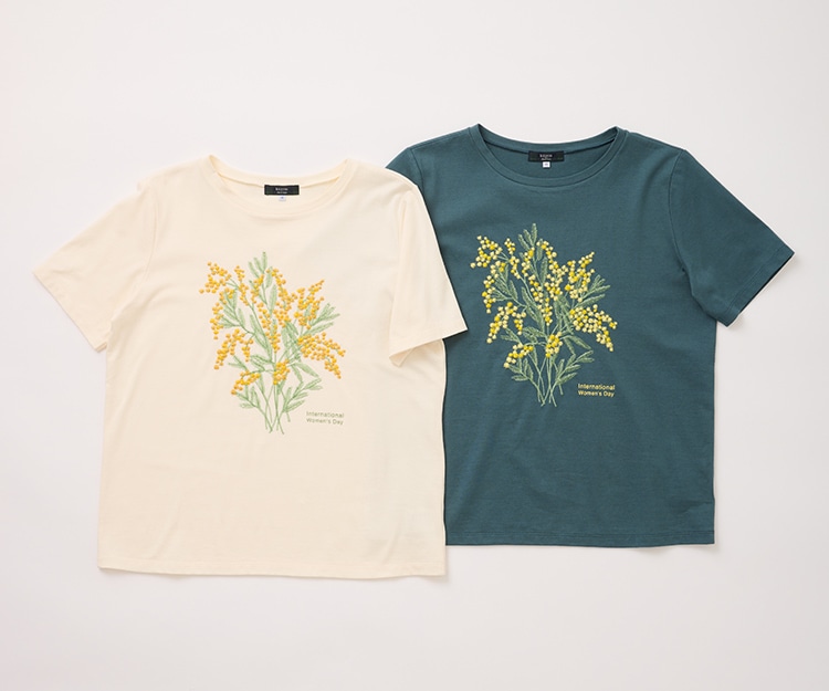 胸元に大きくミモザの刺繍をあしらったTシャツ