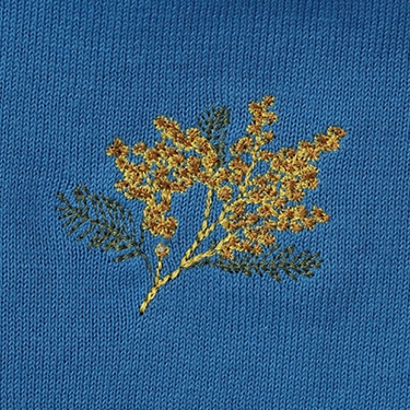 青地にミモザの刺繍