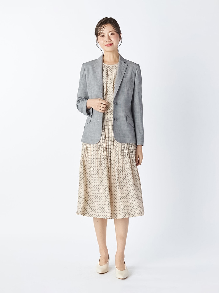 ジャケットとジオメトリック柄のセットアップを合わせたコーディネート