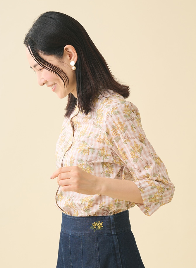 ミモザ柄のカーディガンとシャツを使用したスタイリング
