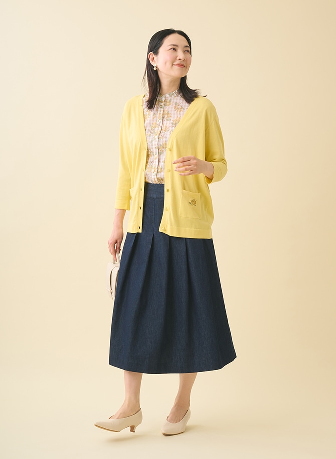 ミモザ柄のカーディガンとシャツを使用したスタイリング