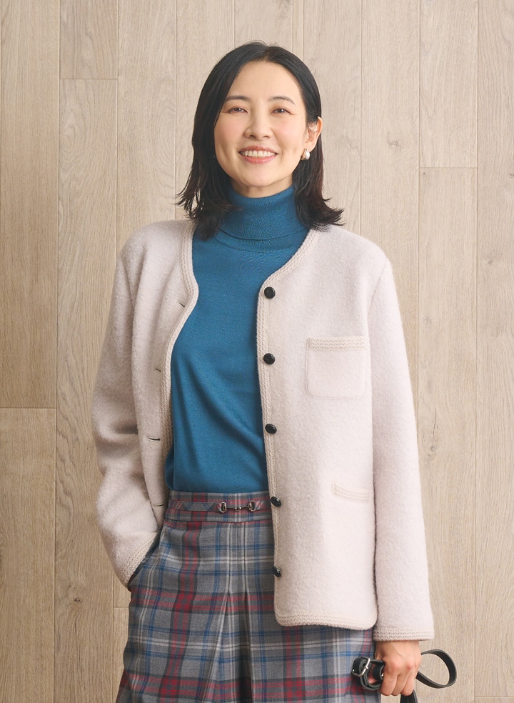ウールパイルジャケットにハイゲージニットを着用した女性