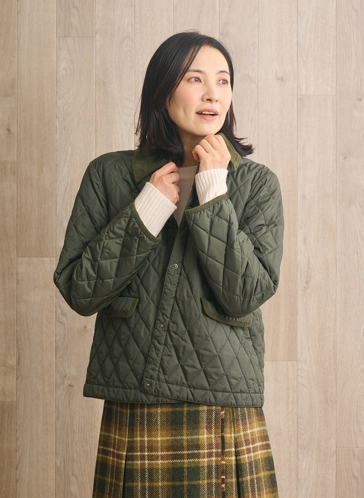 キルティングジャケットを着用した女性