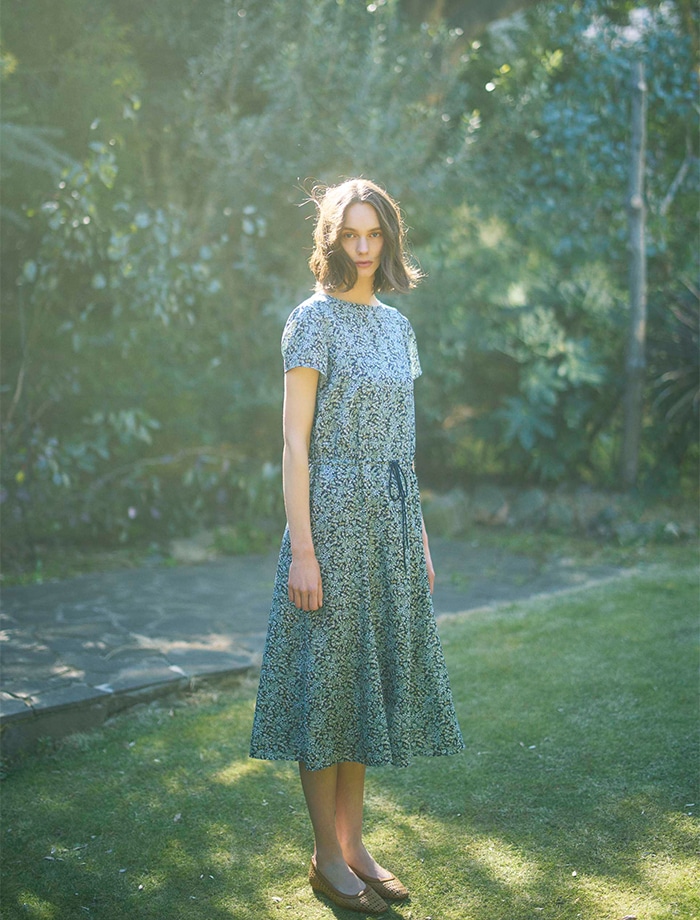 小花柄の青いワンピースを着た女性
