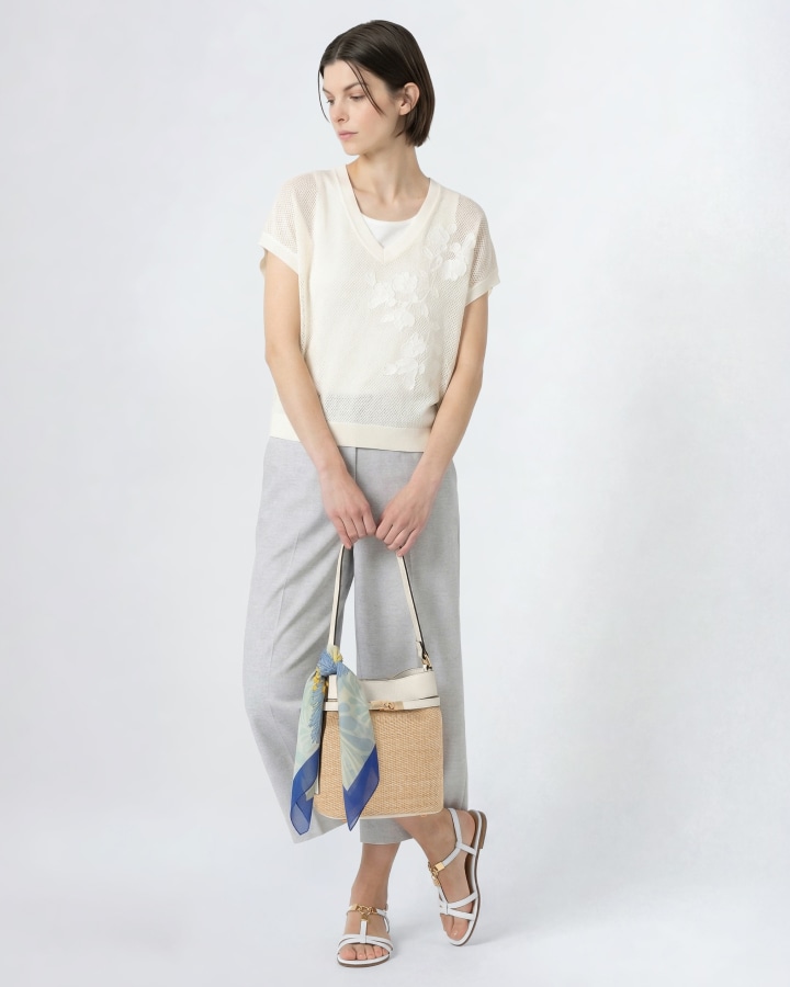 刺繍トップスのコーディネート