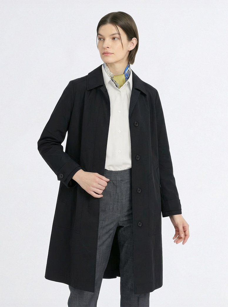 パラシュートコートのブラックを着た女性