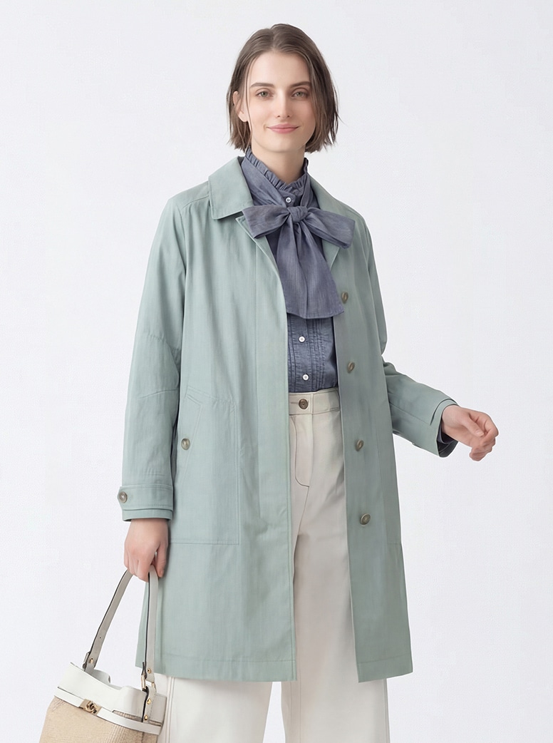 パラシュートコートのブルーを着た女性