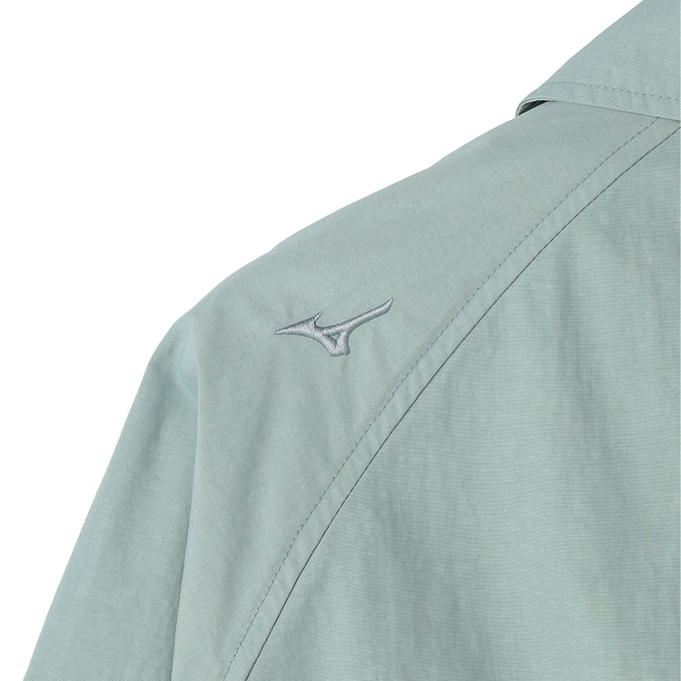 パラシュートコートの左背裏にMIZUNOロゴが刺繍されている