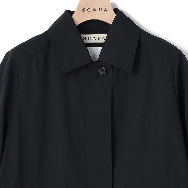 パラシュートコートのフロント部分は、ボタンが隠れるフライフロント仕様になっている