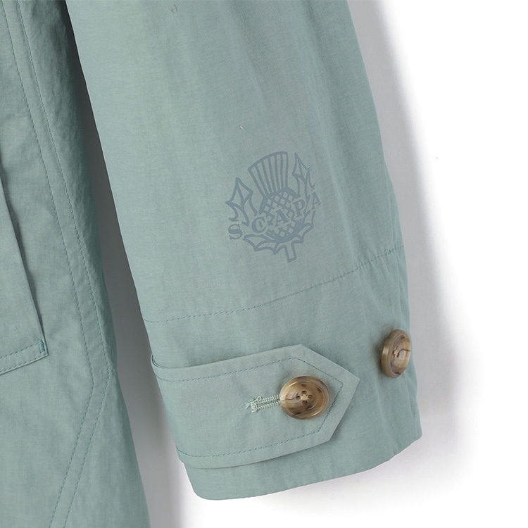 パラシュートコートの左袖にSCAPAのロゴがプリントされている