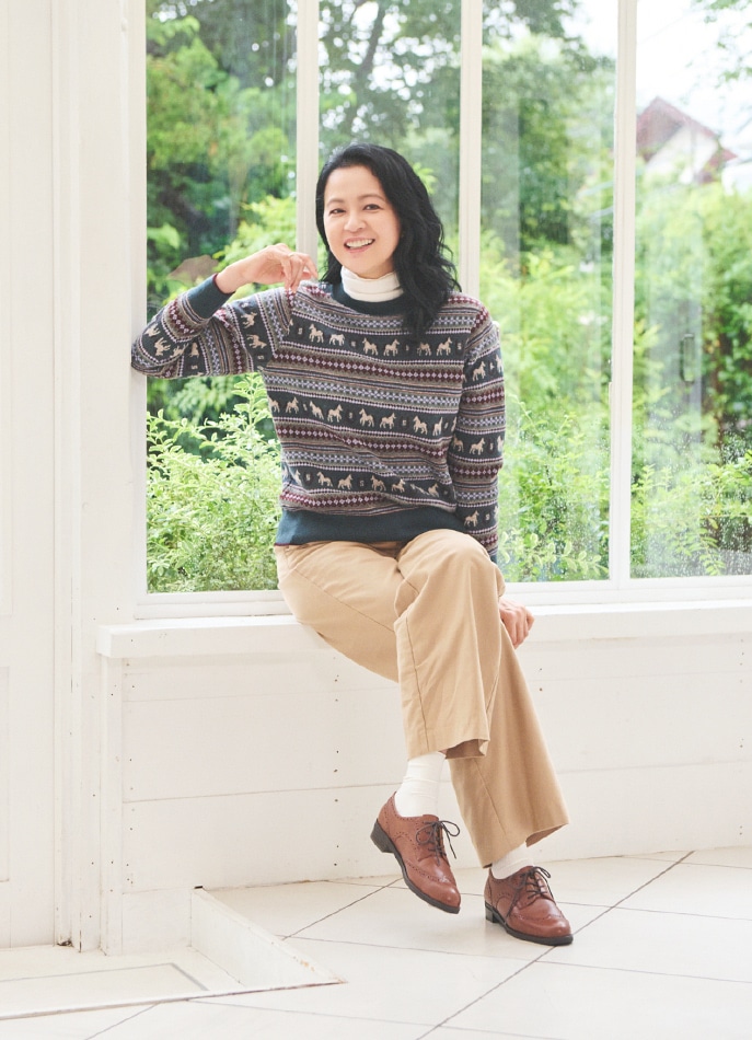 グリーンのニットを着た女性