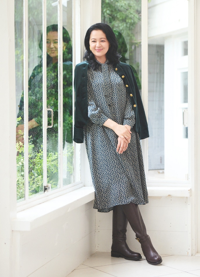 馬柄のボウタイワンピースを着た女性