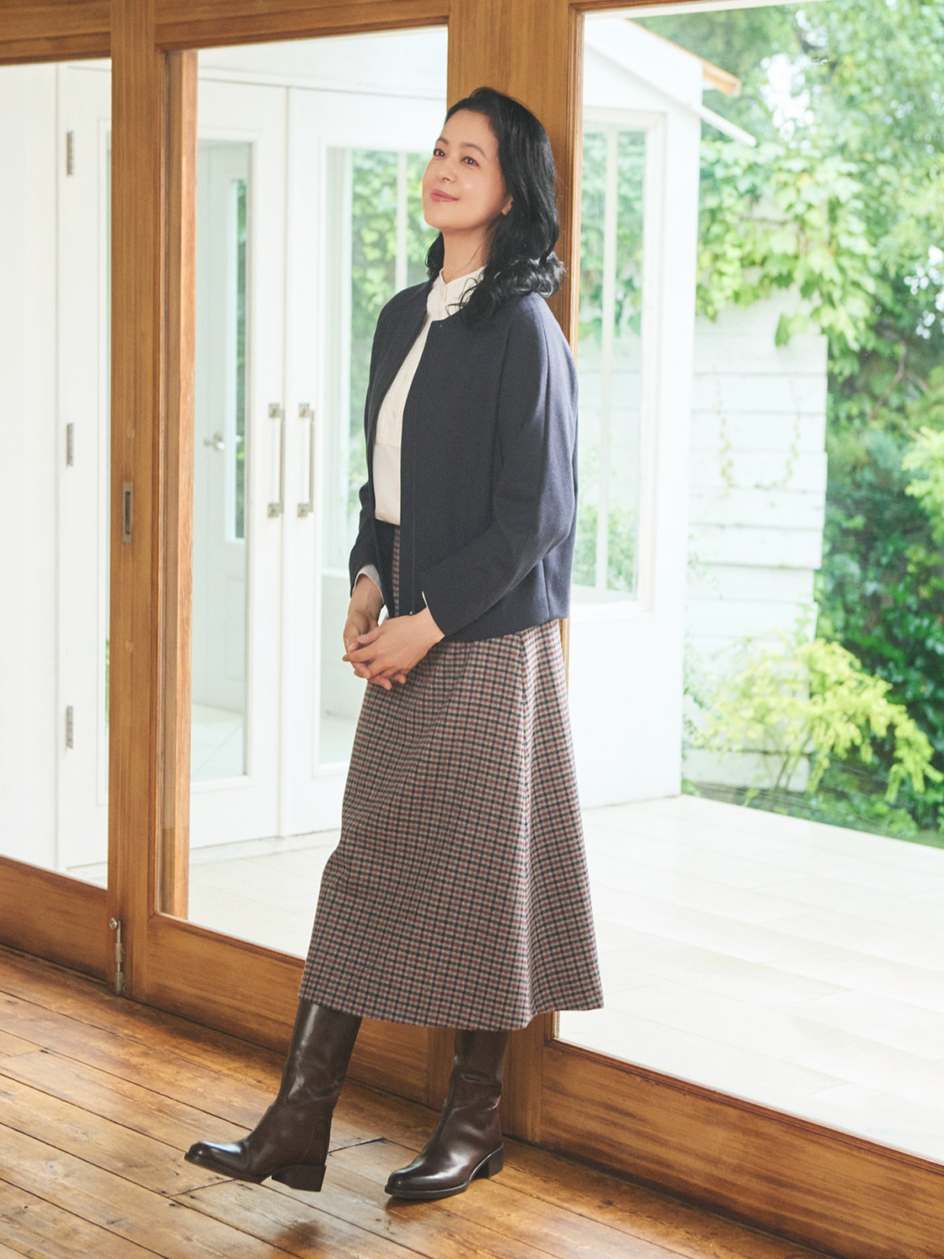 ネイビーのジャケットを着た女性