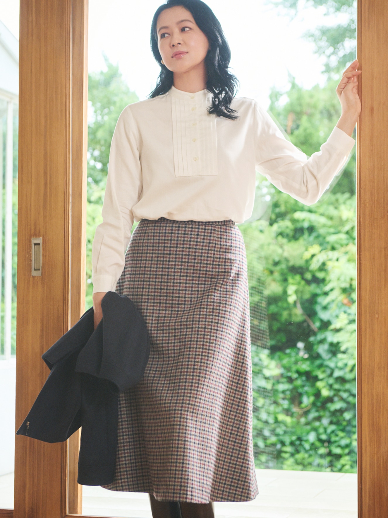 白いブラウスを着た女性