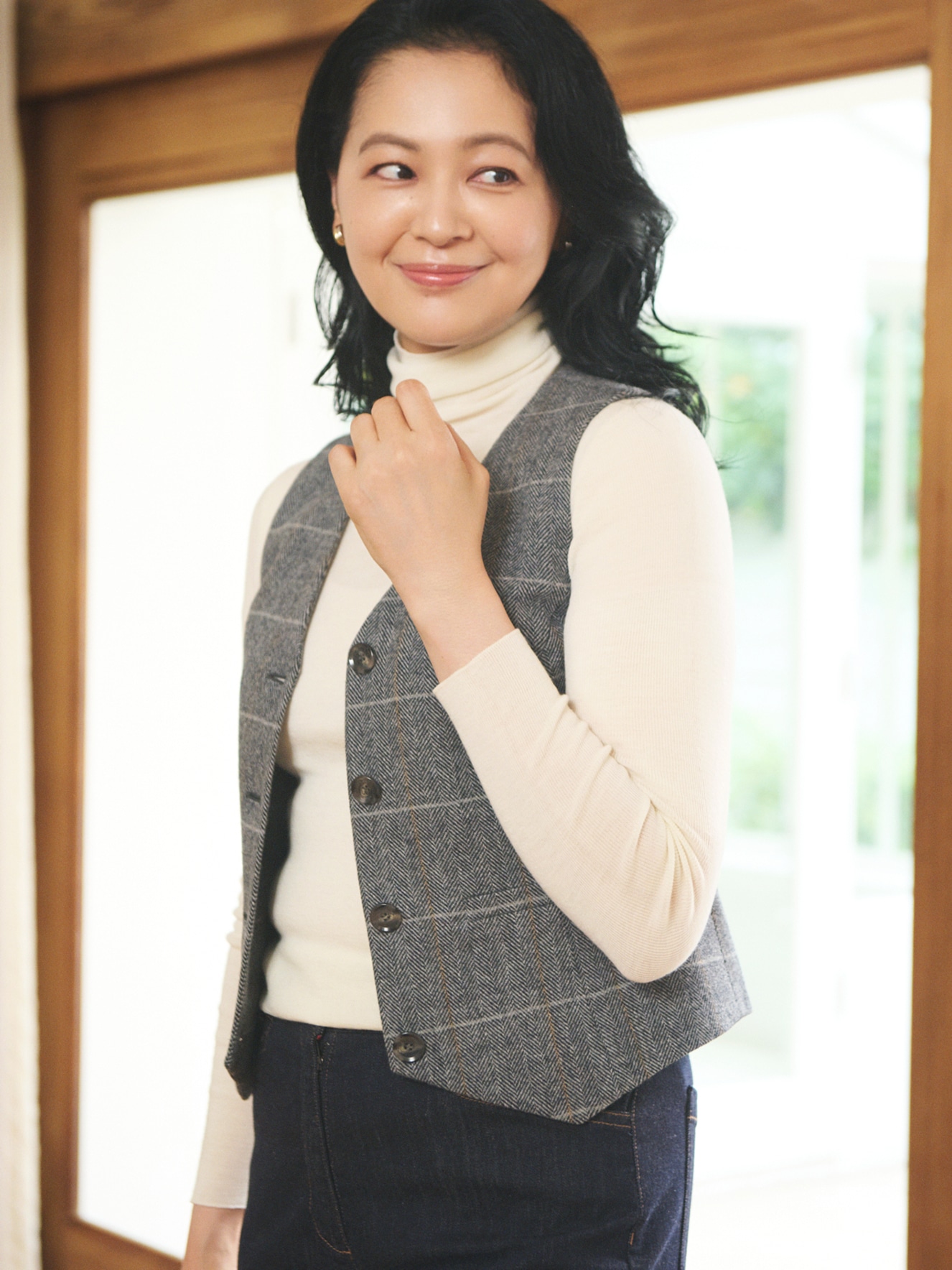 ベストを合わせた女性