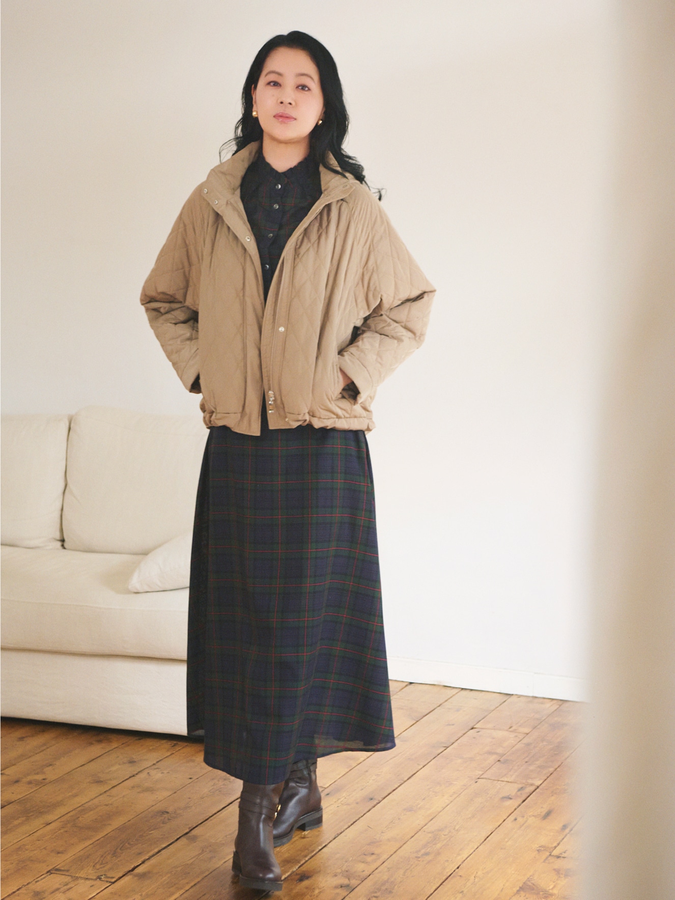 中綿ジャケットを着た女性