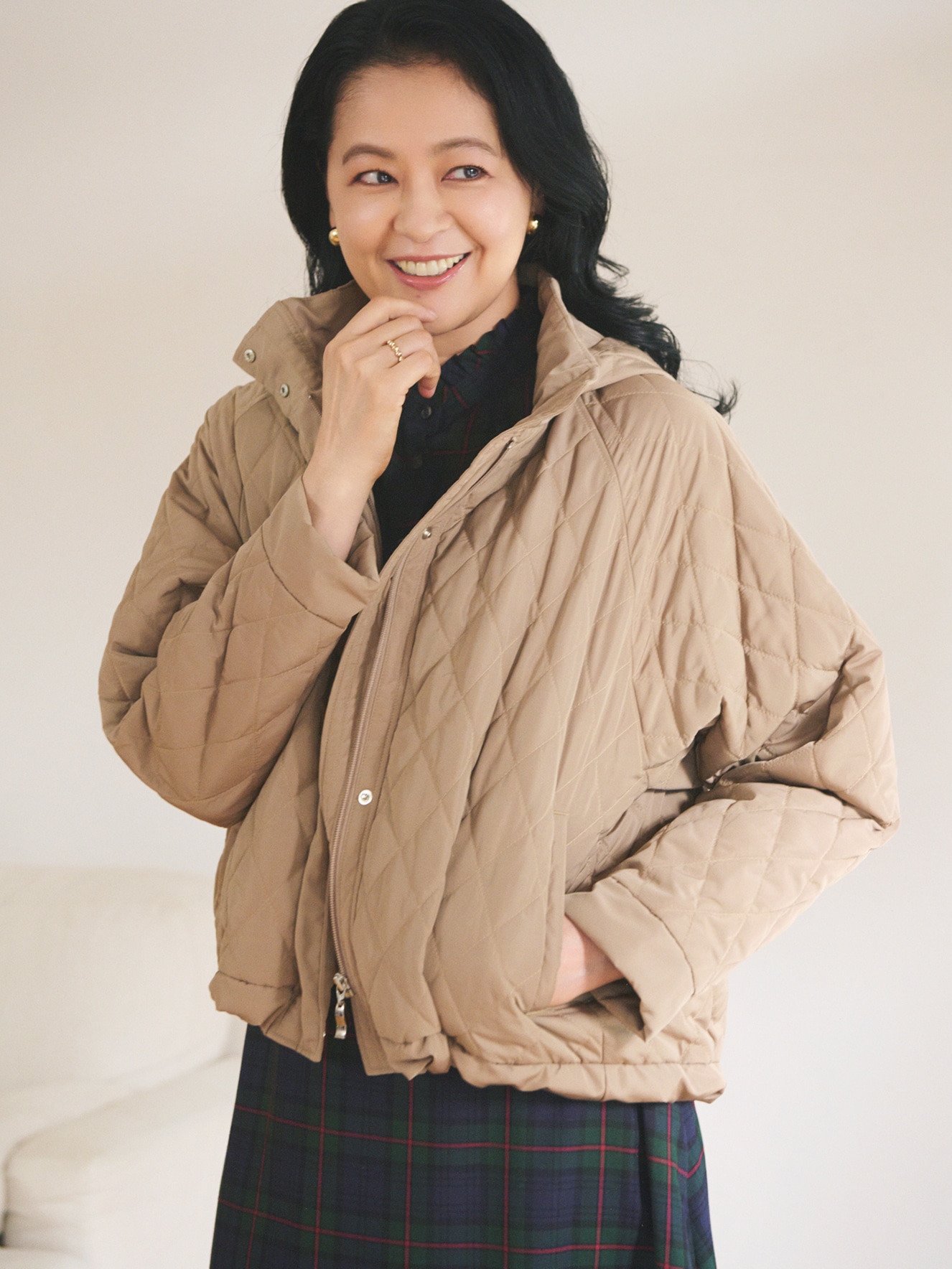 中綿ジャケットを着た女性