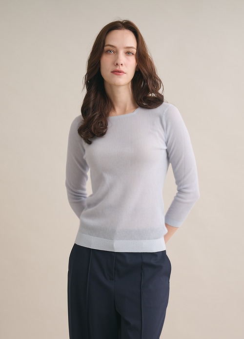 ブルーのリブニットプルオーバーを身に着けた女性