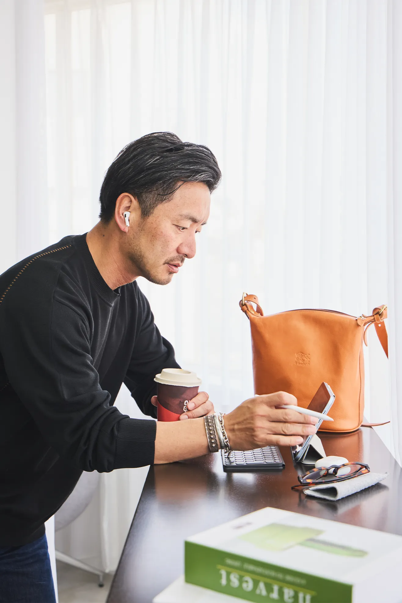 土井地さんの作業風景とバッグの写真