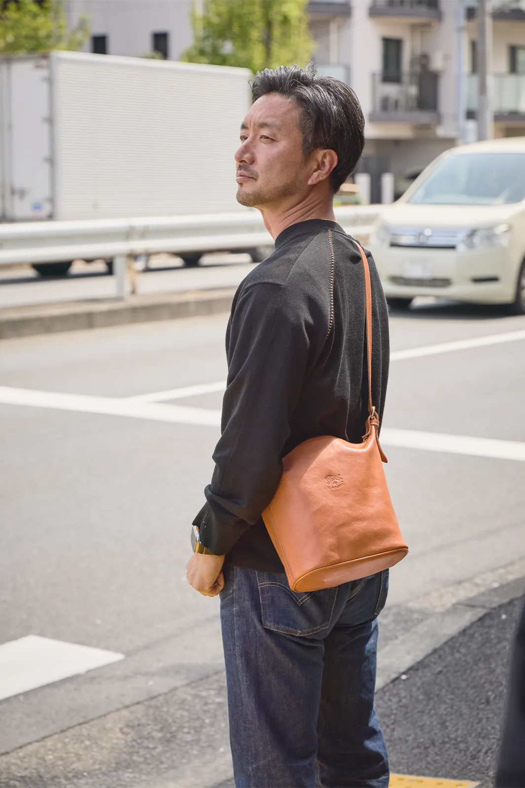 バッグを肩にかけた写真