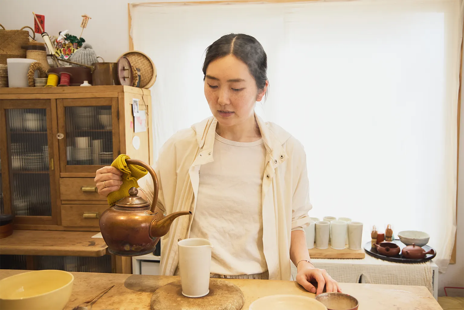 長谷川さんがお茶を淹れる写真