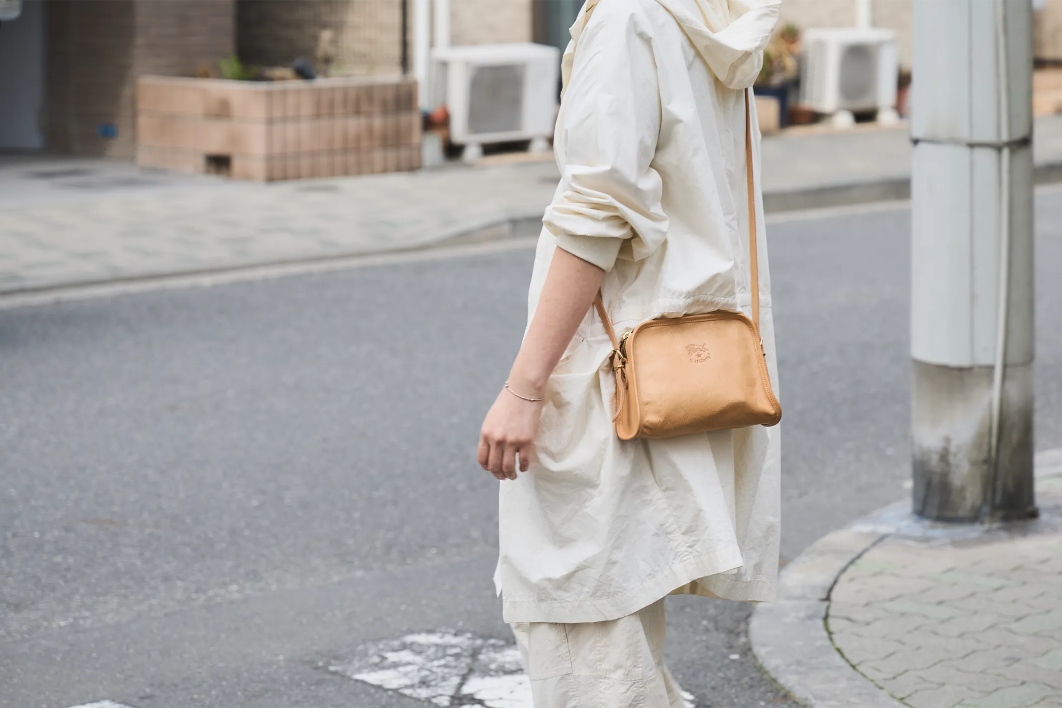 長谷川さんとショルダーバッグの写真