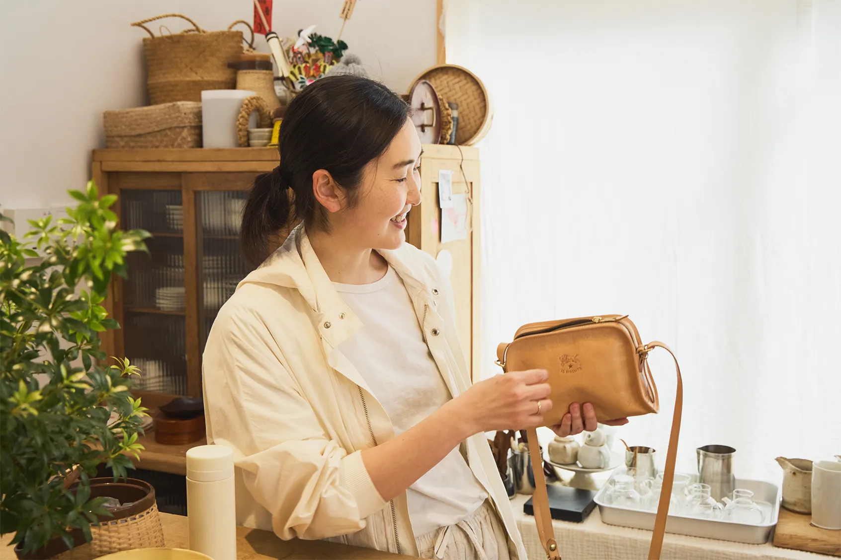 長谷川さんとバッグの写真