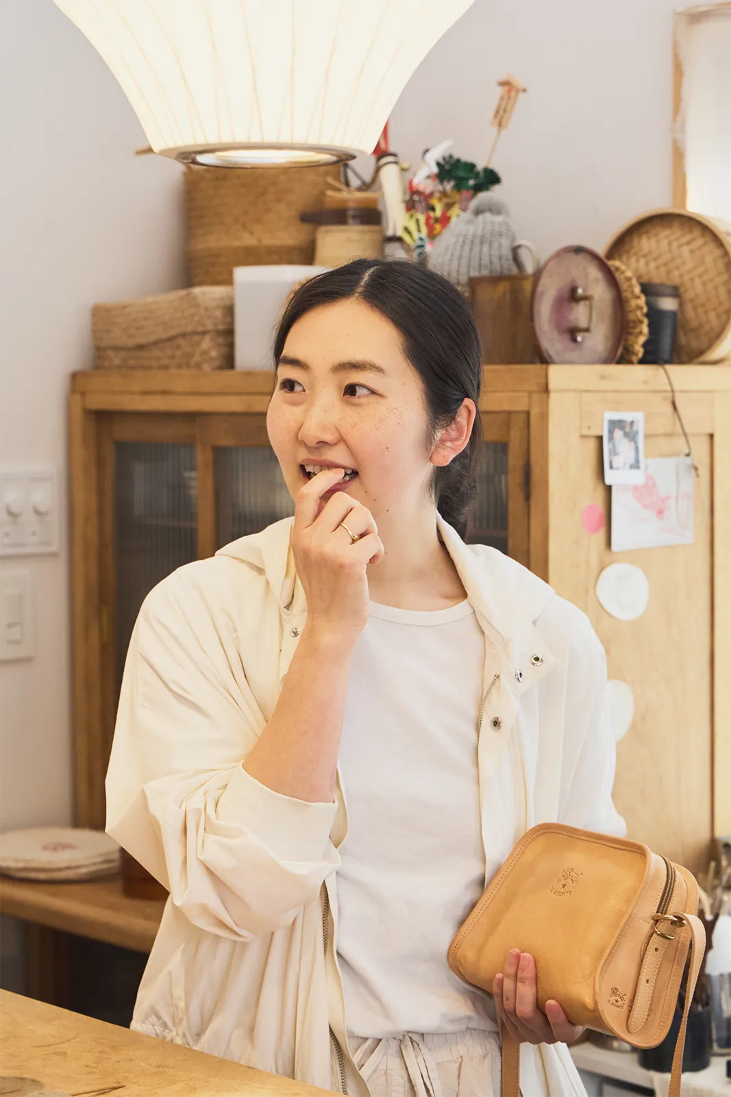 長谷川さんとバッグの写真