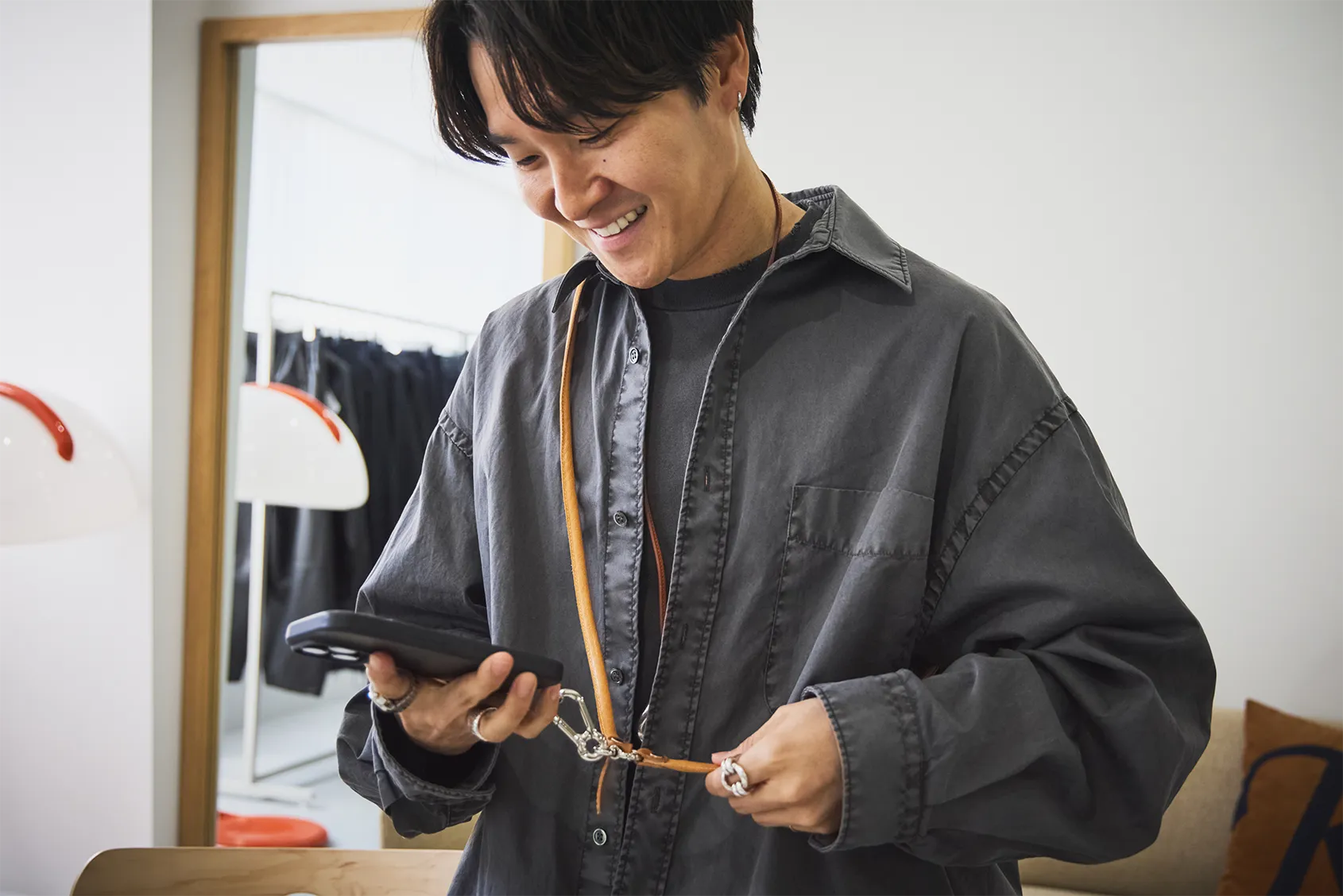 高島さんとスマホストラップの写真