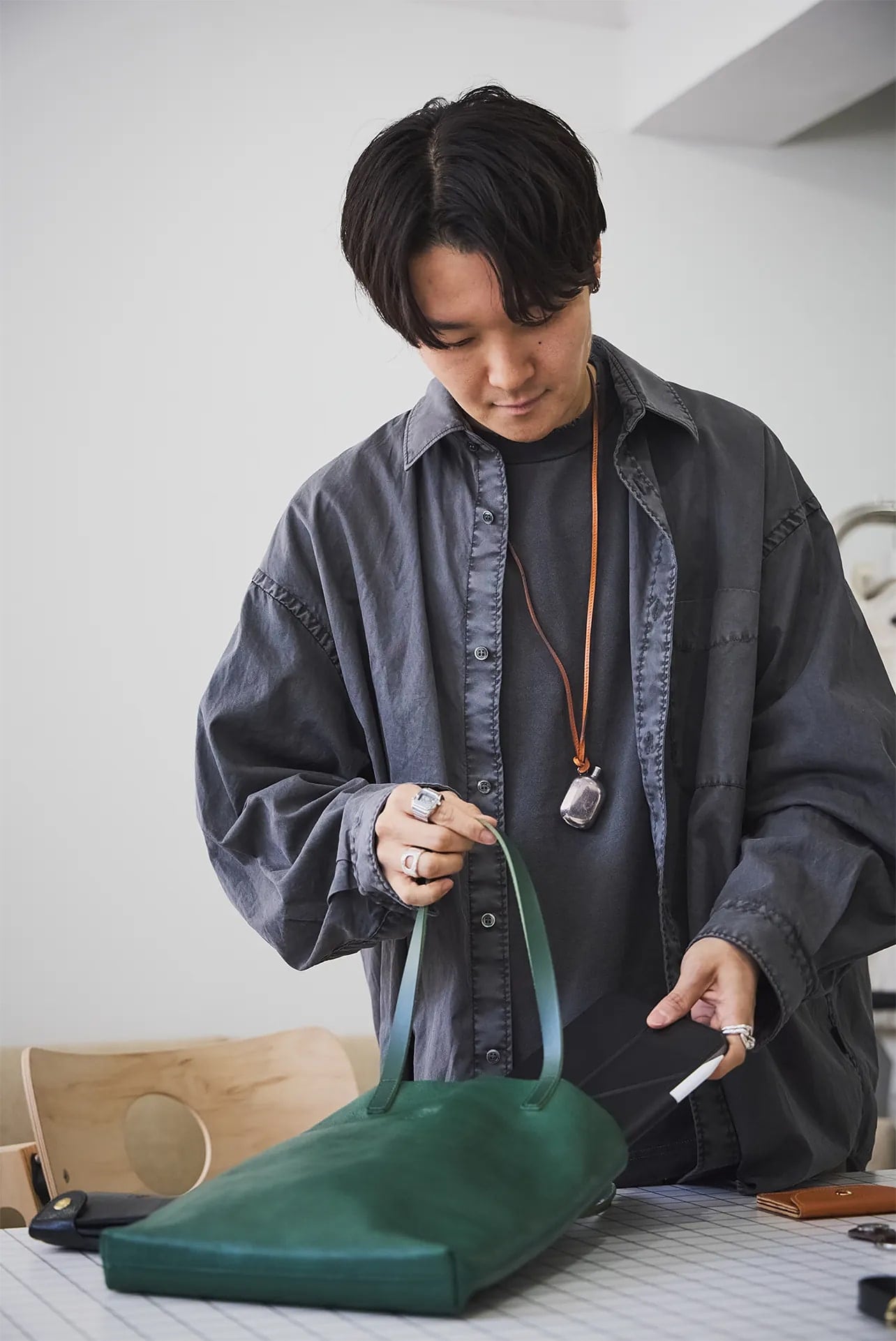 高島さんとトートバッグの写真