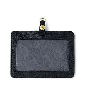 ブラックカラーのカードケース