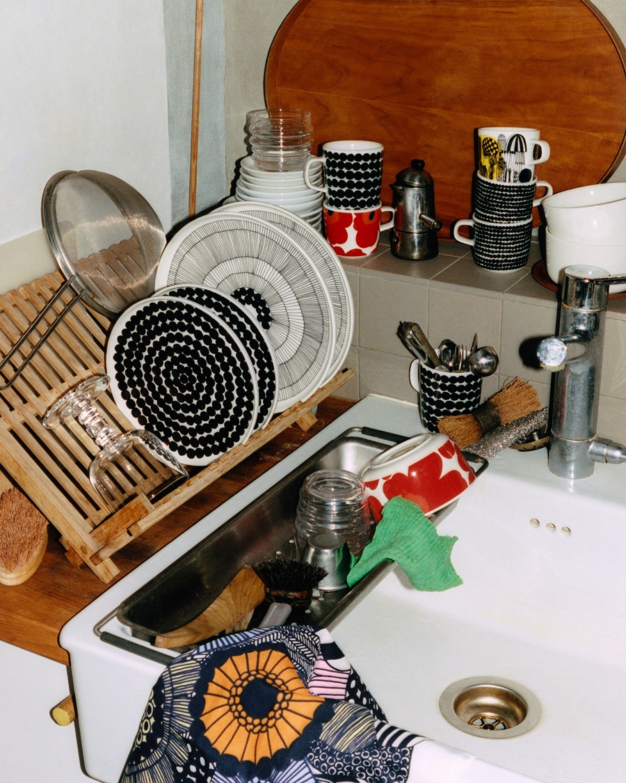 Unikko コーヒーカップ、Siirtolapuutarha ティータオル使用キッチン風景