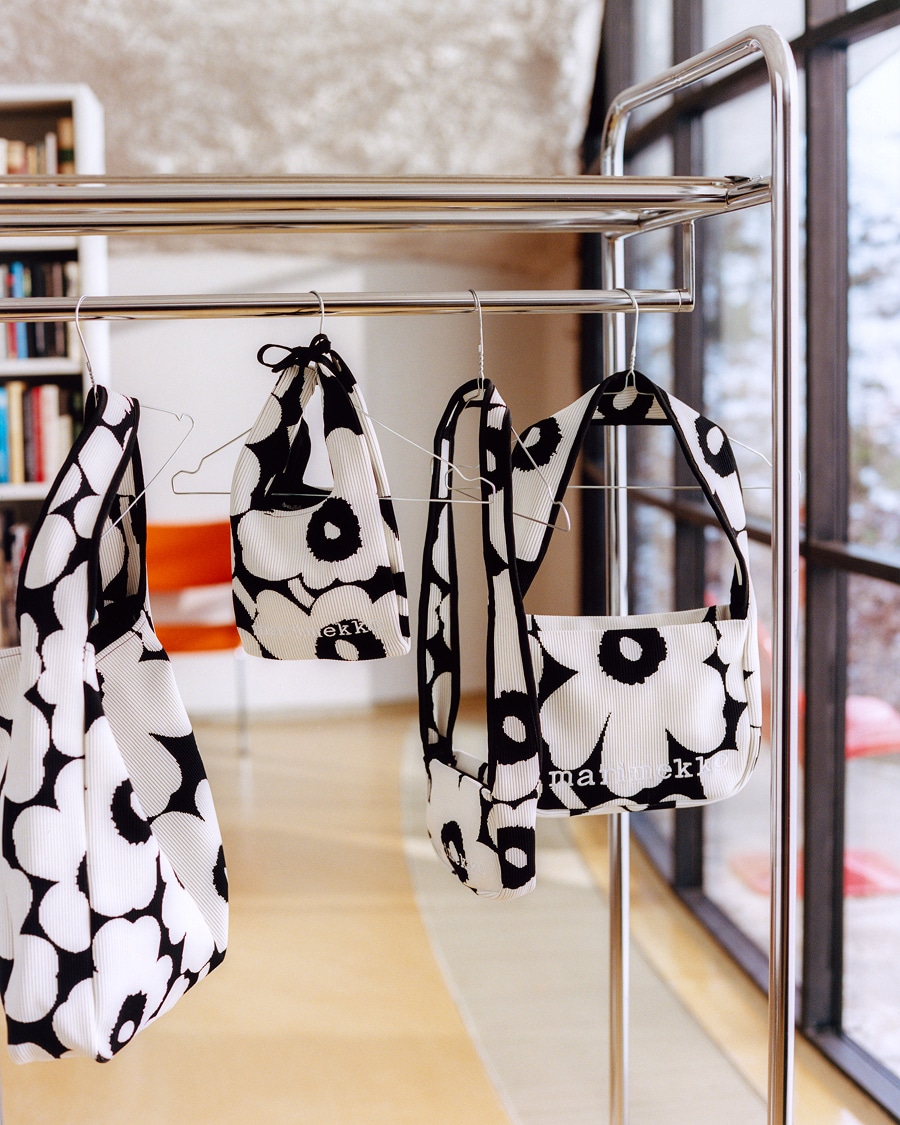 ハンガーラックに掛けられた、Knitted Shoulderbag Unikko ショルダーバッグ