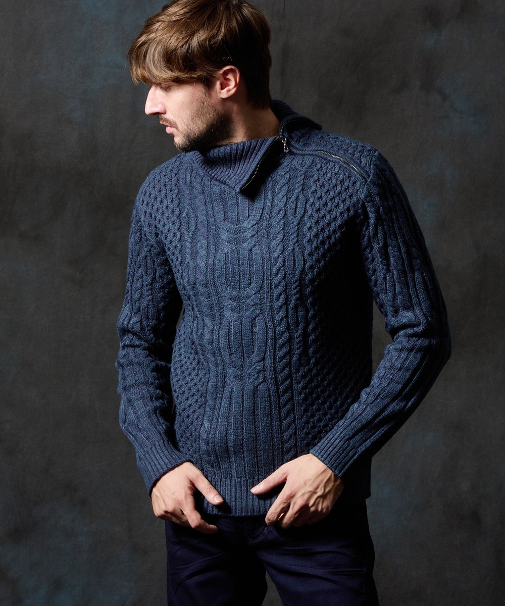 ケーブル編み衿ファスナータートルネックニット