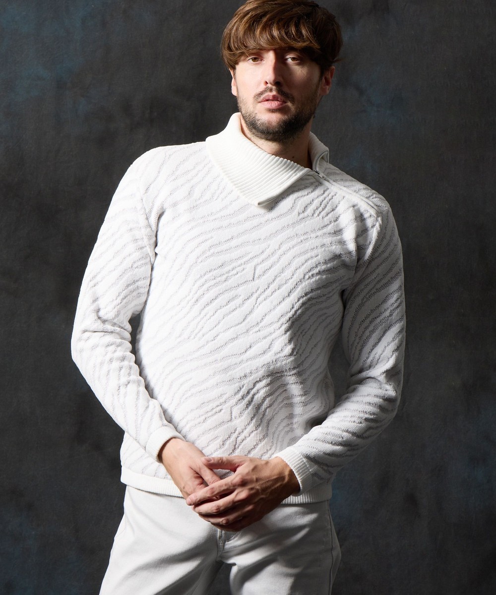 ゼブラ柄衿ファスナータートルネックニット