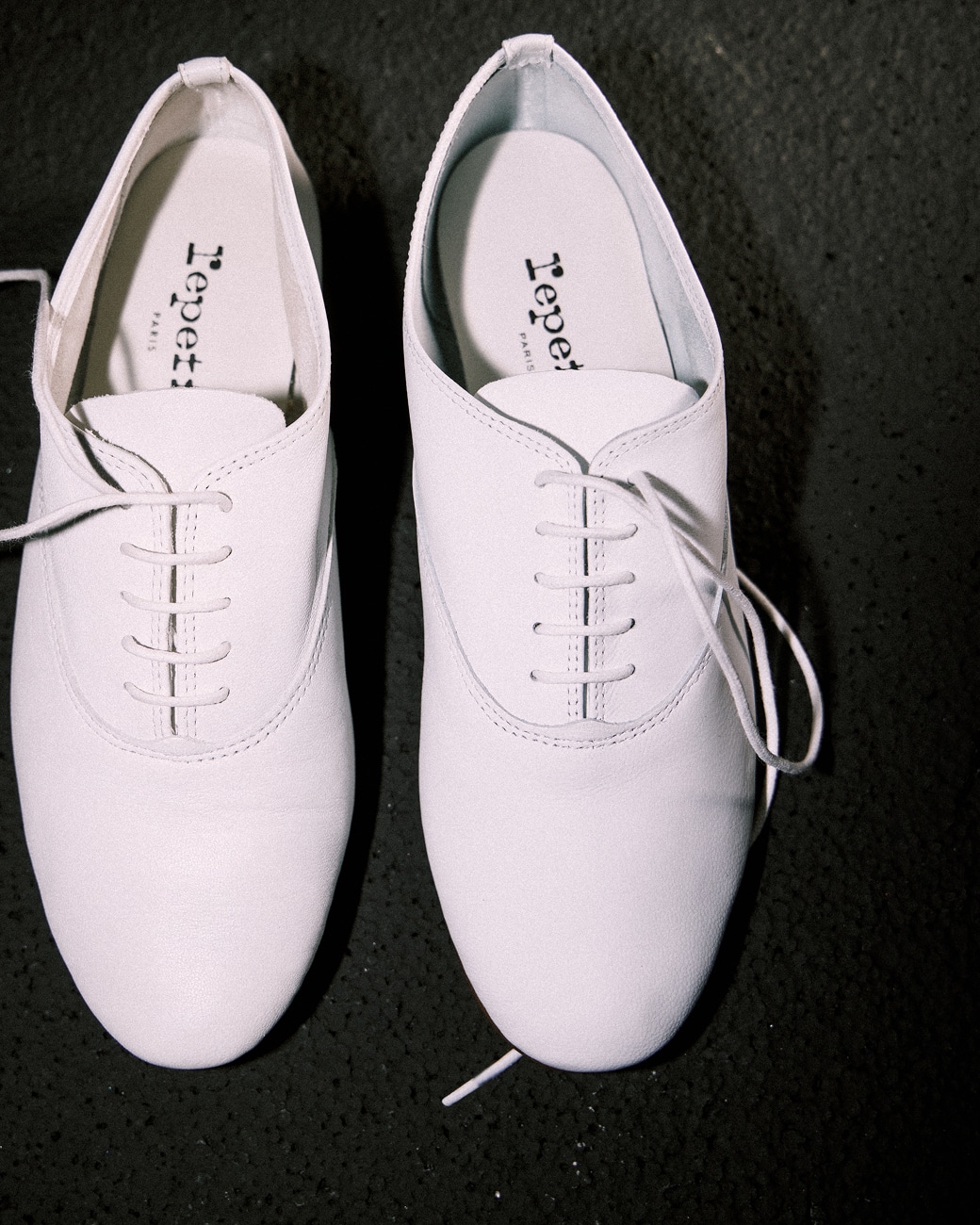 メゾンを象徴するオックスフォードシューズ「Zizi（ジジ）」