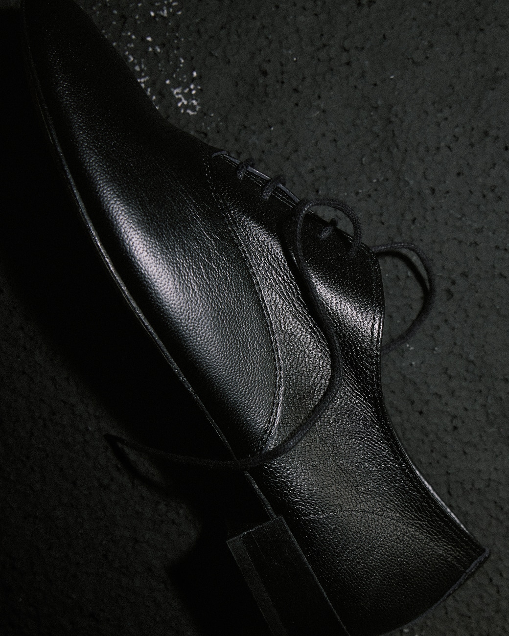 メゾンを象徴するオックスフォードシューズ「Zizi（ジジ）」